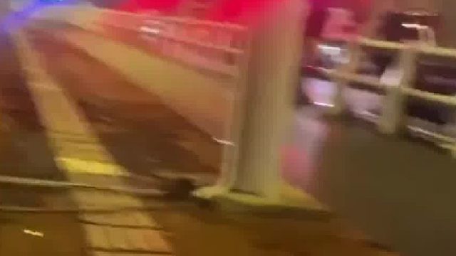 男子凌晨做桥边吹风路人误以为他要跳桥报警