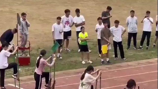 到赛场勇气可嘉但还很想笑一下