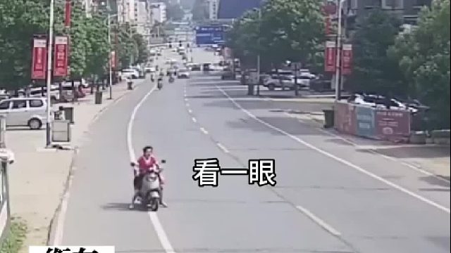 电动车横穿马路观察了又没观察！