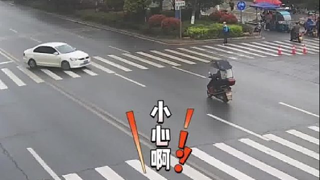 路口转弯减速”无盔驶者“被撞飞！