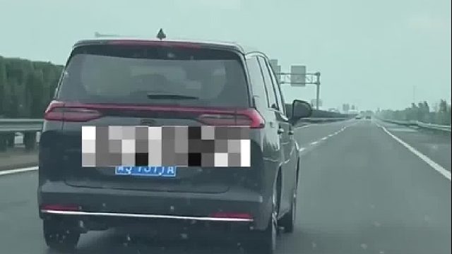 无视安全恶意别车，记录仪录下全过程！