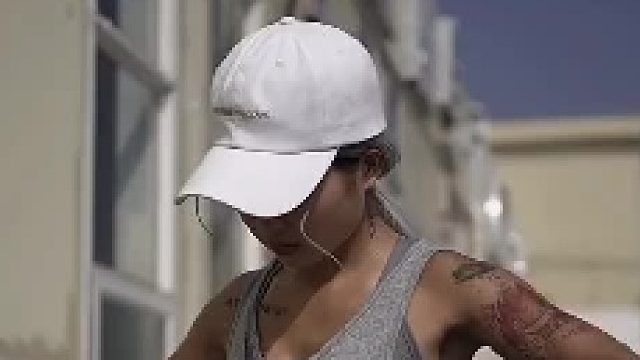 心里藏着疲惫和委屈还得坚强的面对生活一边在崩溃堕落一边在拼命的自愈向往阳光