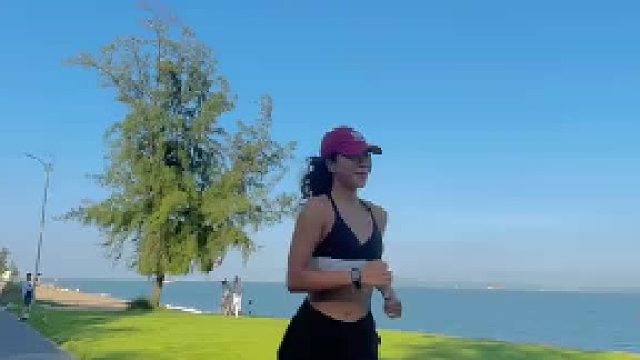 这闪闪发光的日子海边跑步迎接日落