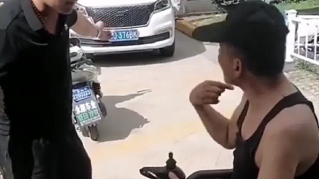 小伙子把车停在单元门两个多小时，也没留电话，坐轮椅的老人回不了家便挡住路口。