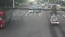 电动车逆行冲上机动车道，被大货车迎面撞翻