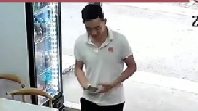 店主晕倒被桌压男子发现后伸出援手确认后一步三回头离开