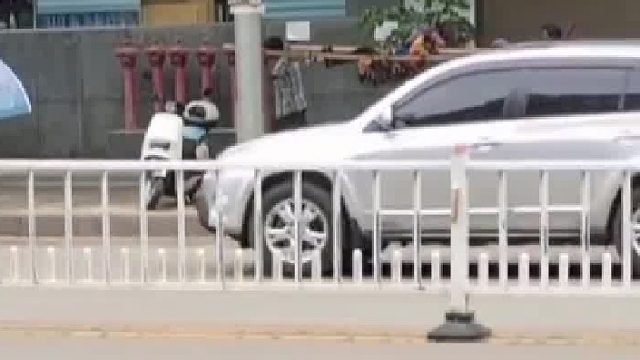 老人晕车无法乘坐汽车，子女自制轿子抬去看病…