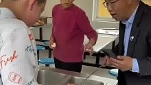 男生吃5个鸡腿没吃饱，校长端起勺子：再来俩！这可能
