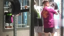小伙举杠铃保护杠突然掉落