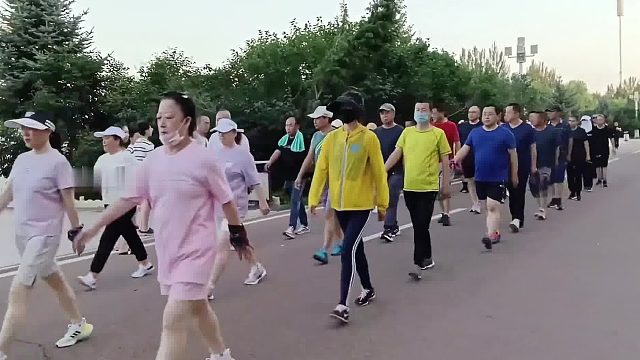 公园健身暴走团，气势汹汹，路人纷纷避让…