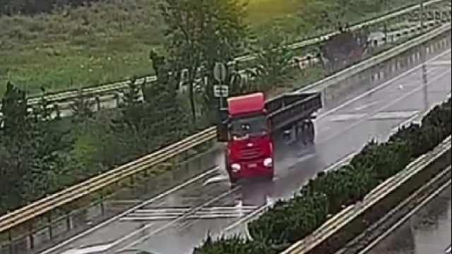 雨天行车牢记“降速控距亮尾“