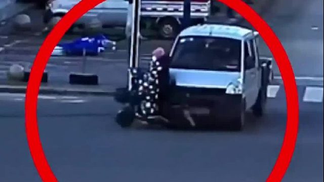 骑车闯红灯引发事故，未佩戴头盔！