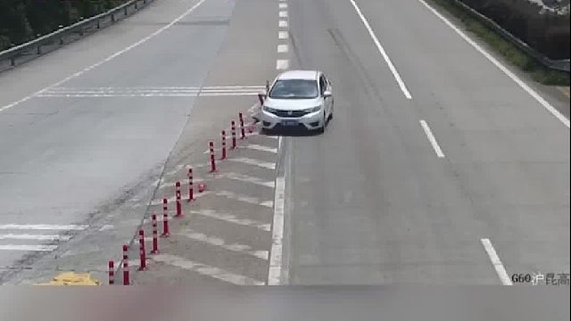 小车错过出口后倒车，车辆瞬间被撞报废！