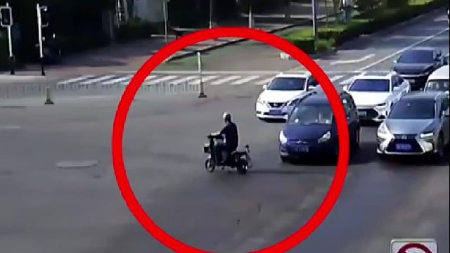 骑车闯红灯引发车祸！