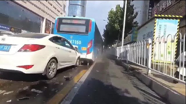 小车由于速度过快追尾公交车！