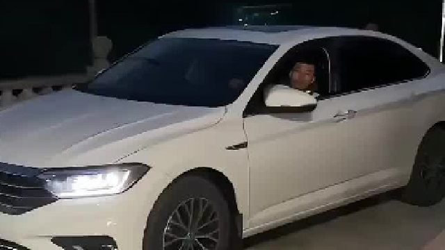 儿子同学来找他玩，各个开着自己的“私家车”，摆放有序