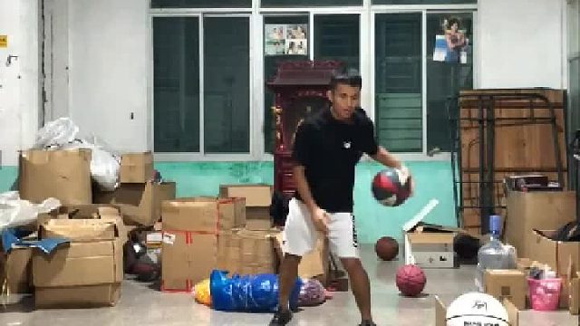 下雨没球打〈ノ这个节奏怎么样？摄影师