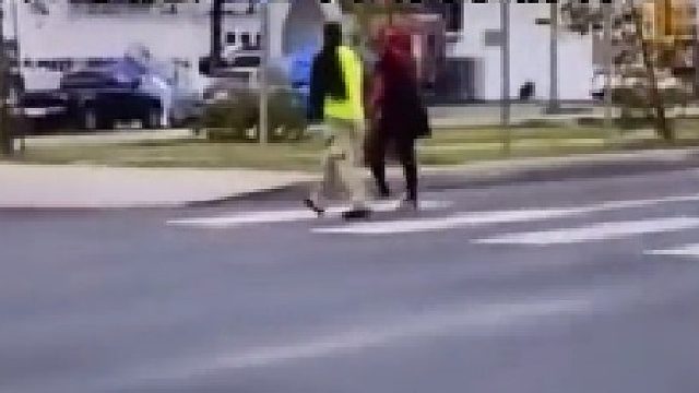 这小子在斑马线走一天了，到底他家在那个地方？