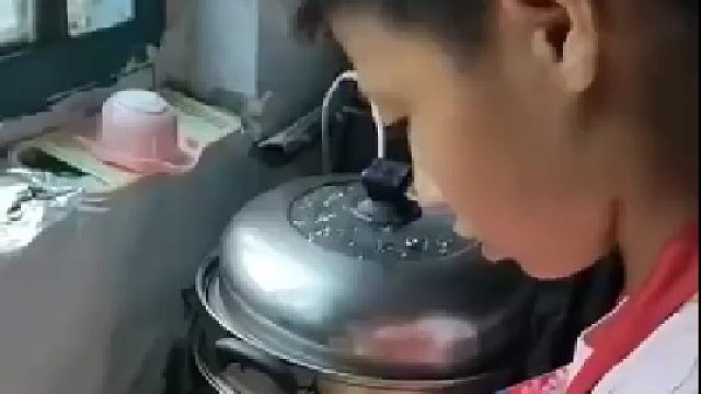 妈妈嗮出儿子做馒头