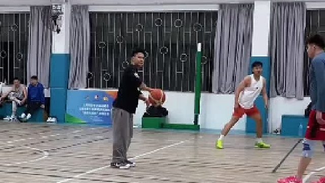 强行后仰下坠投篮