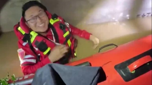 “别捞了能转移我们就很感激了”，救援队员：“顺手的事”，网友：捞上来的是亲人之间的那份挂念