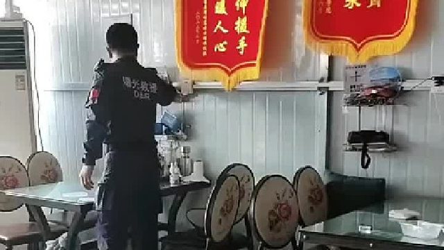 好汉刚从北京救援一线返回家，收拾好装备，又赴涿州救灾。媳妇很担心一直唠叨，大哥一番话让人泪目！