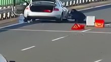 超车道上换车胎，红塑料袋当警示标识，但是……