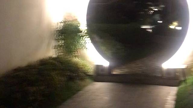 每次自习很晚，然后回家走在小区里的氛围感。。搞不明白我爸妈为什么喜欢复古建筑小区…太吓人了我靠