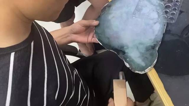 公司1.8个亿的翡翠半成品，师傅们每天都在加班加点的取料，做货中！