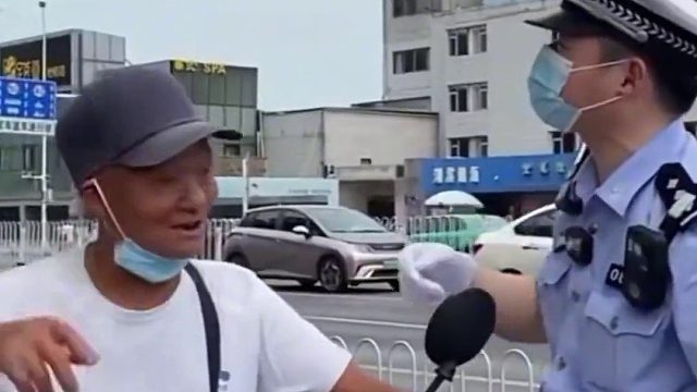交警路边查头盔，大爷：戴了，还是德国进口