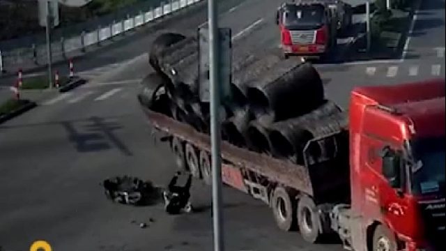 无视信号灯抢行小伙死里逃生！