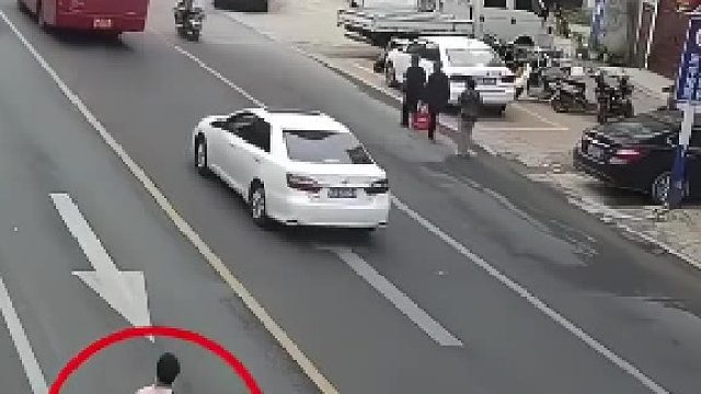 行人在路上任性行走，三车追尾