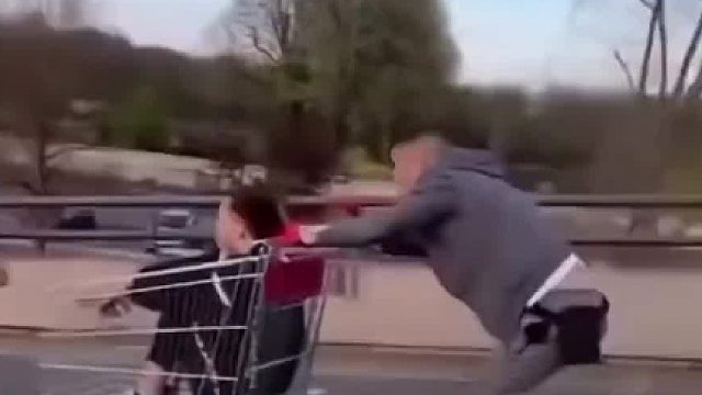 朋友穿轮滑推朋友竟自己转弯，朋友直接翻车倒地，网友：这是清空购物车？