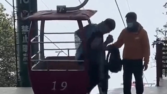 小伙子刚出缆车，突然双腿僵直摔倒