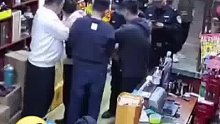 男子偷窃后去另一超市销赃是被认出，老板一个抱摔将其拿下！