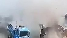 踩到什么了？工地上男子踩建筑材料，突然发生爆炸