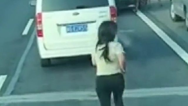 高速上遇见惊险的一幕