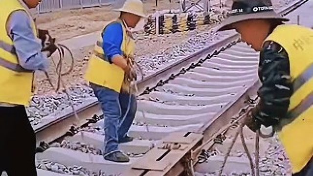 铁路这样撞轨，这是在干嘛