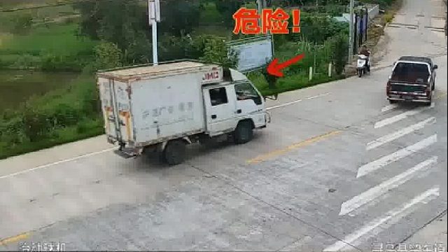 皮卡车司机借道行驶未观察让行，又货车人行道未减速！