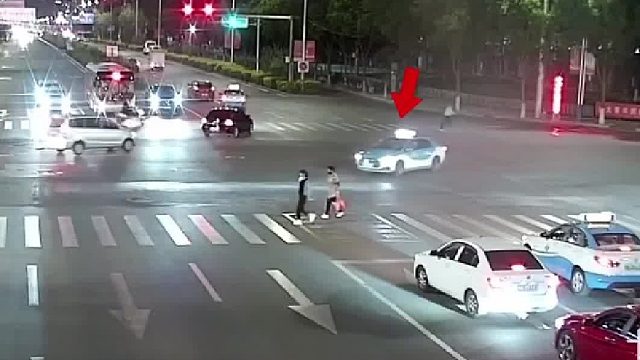 出租车斑马线前未减速撞倒行人！