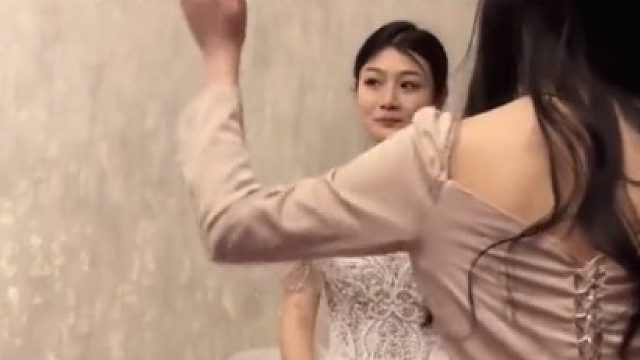新娘：老公是吓我，这虎娘们是真打呀
