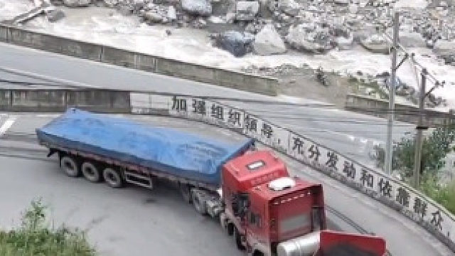 真可爱，碰完头还一起摇了两下