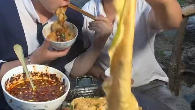 吃着碗里的，看着锅里的