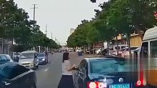 女子马路中央停车下车锁车扬长而去。拍摄者：对不起我不应该出现在你家客厅！