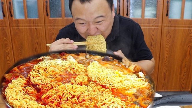 晚餐，煮4泡面4顆雞蛋2根火腿腸，再來1斤五花肉，好吃到停不下來