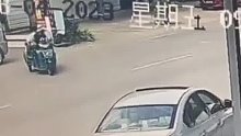 男子骑车与骑三轮的大爷相撞，直接把男子撞进了三轮后
