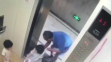 爷爷带两名小孩坐一名孩子被困2分钟爷爷：怎么按电梯也不开门！