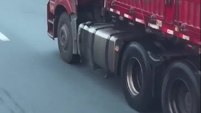 这辆大货车油箱漏油都不知道！