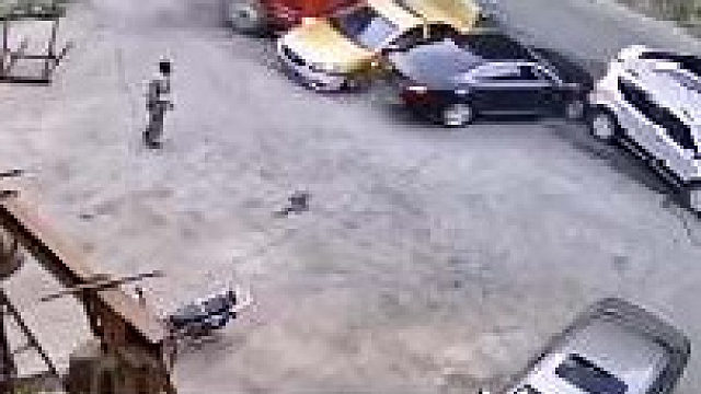 你说，它们像不像马路上的“钢铁猛兽”