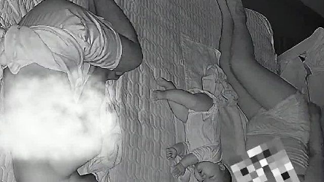 地震发生瞬间父母紧紧抱住宝宝。